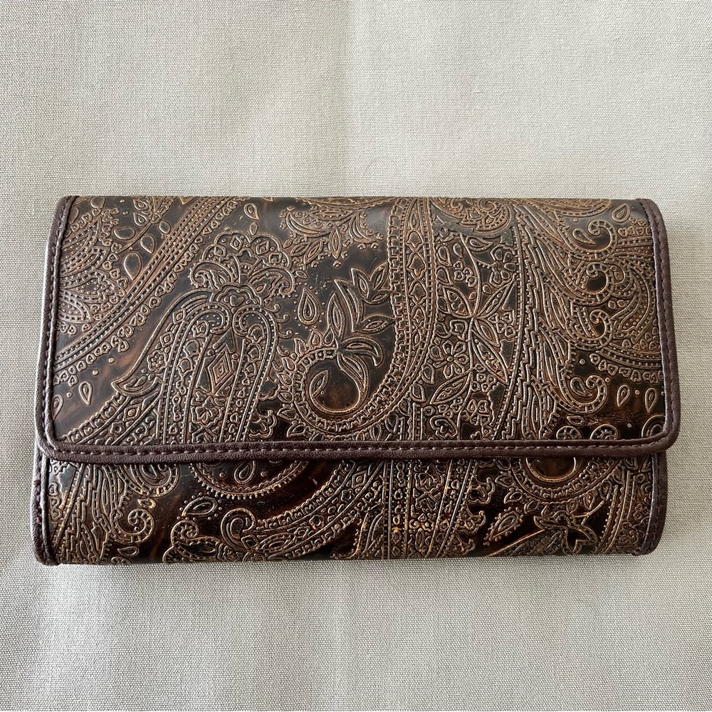 Relic Brown Paisley Tooled Embossed Tri-Fold Clutch Wallet